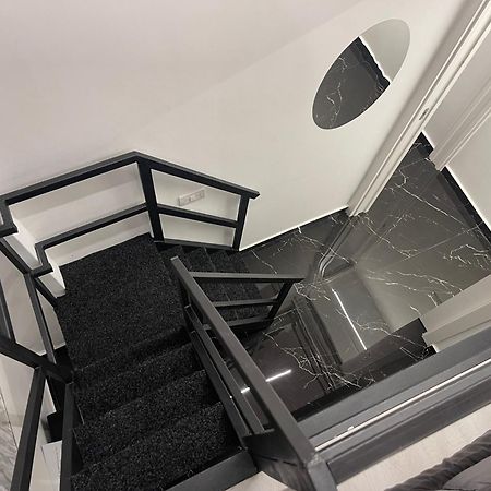 Lux House Naples Airport Hotel Bagian luar foto