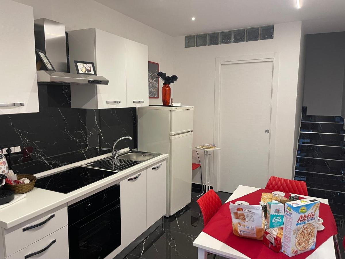 Lux House Naples Airport Hotel Bagian luar foto
