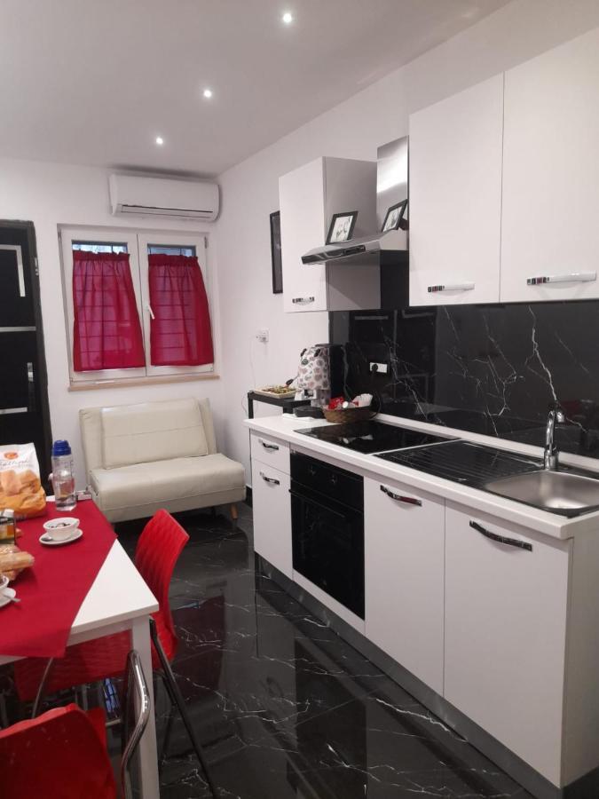 Lux House Naples Airport Hotel Bagian luar foto