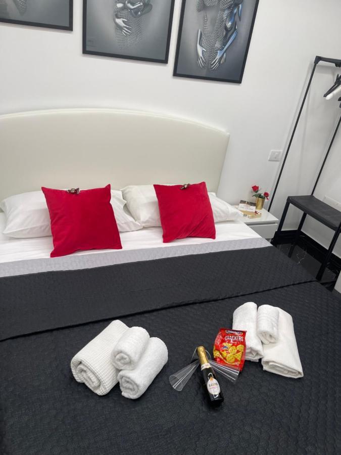 Lux House Naples Airport Hotel Bagian luar foto