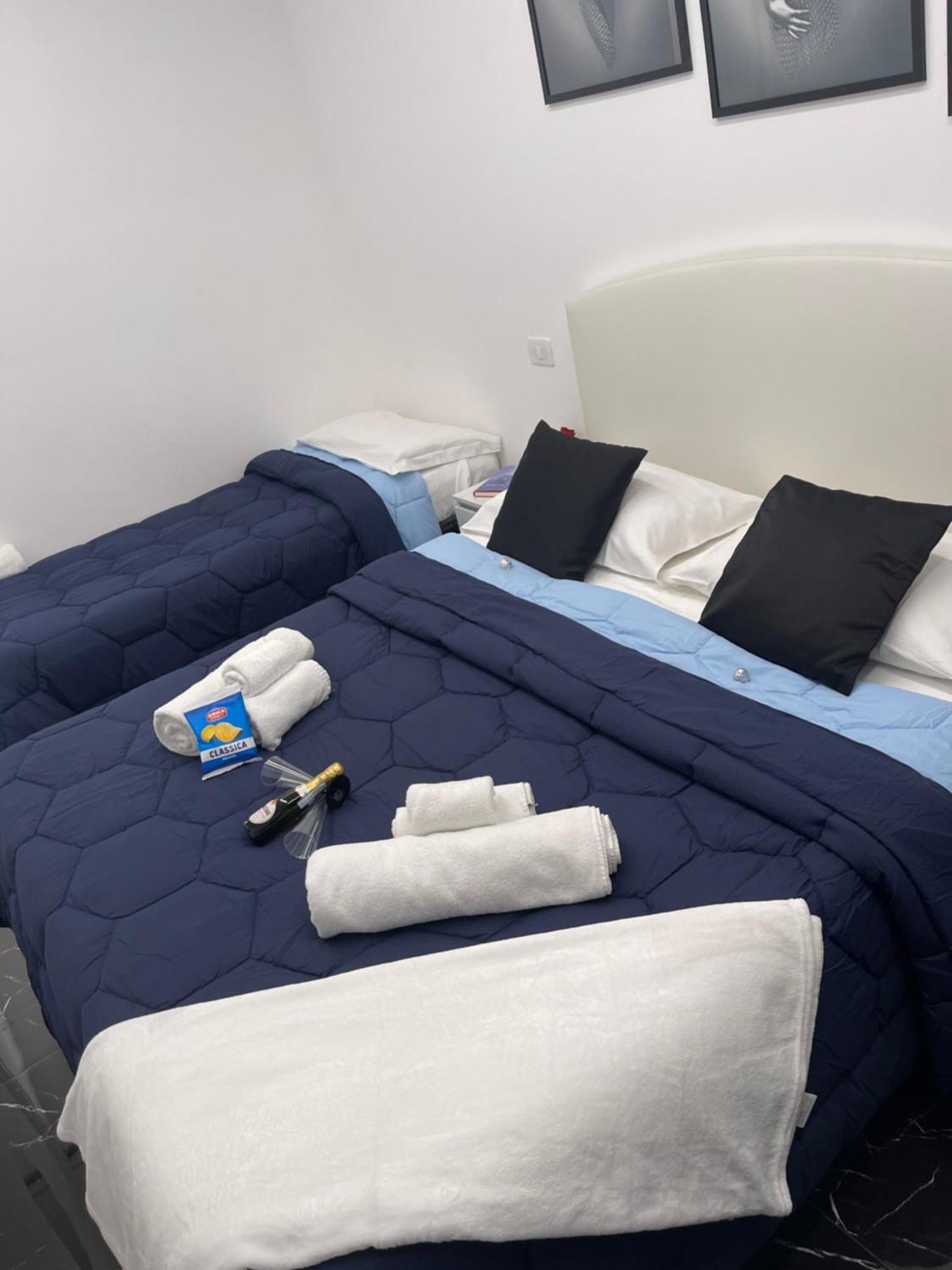 Lux House Naples Airport Hotel Bagian luar foto