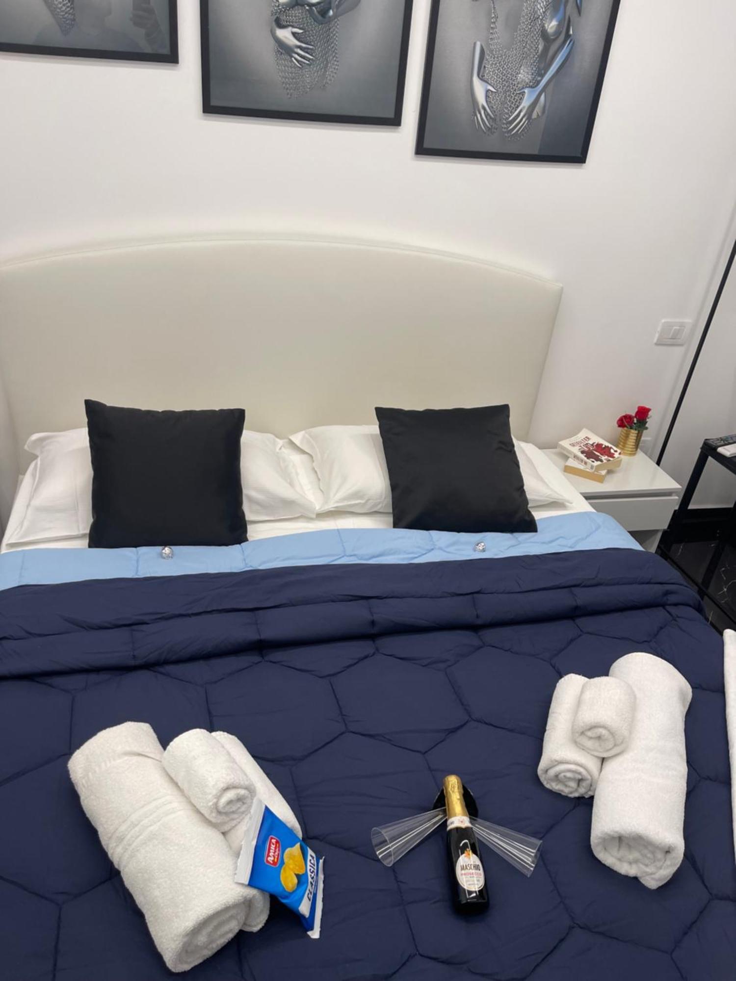 Lux House Naples Airport Hotel Bagian luar foto