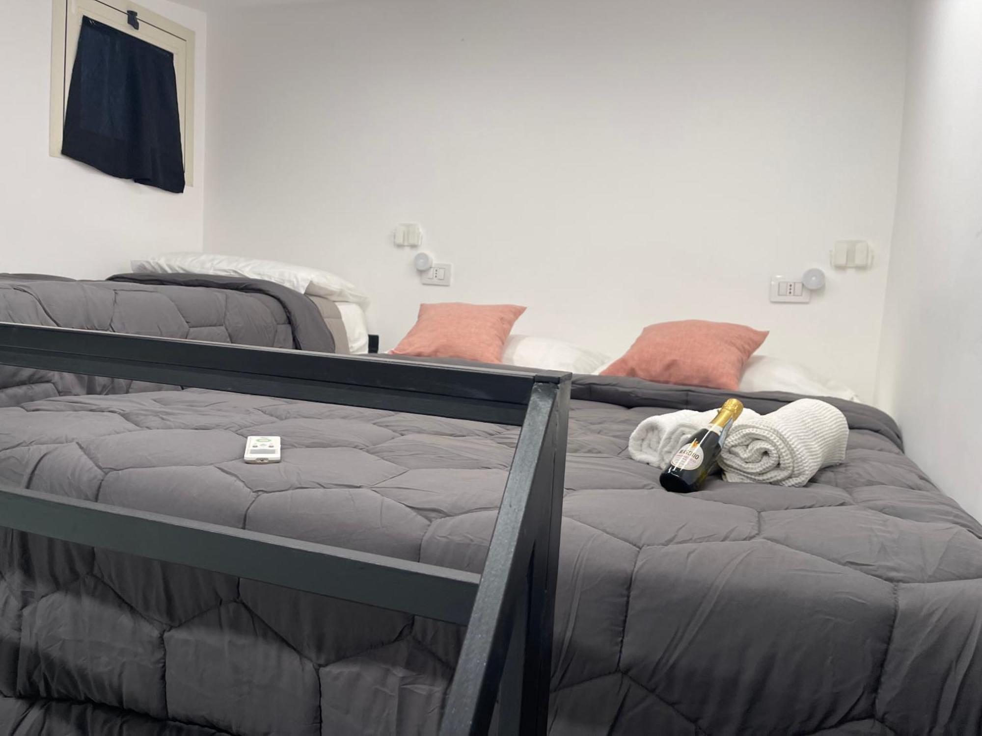 Lux House Naples Airport Hotel Bagian luar foto