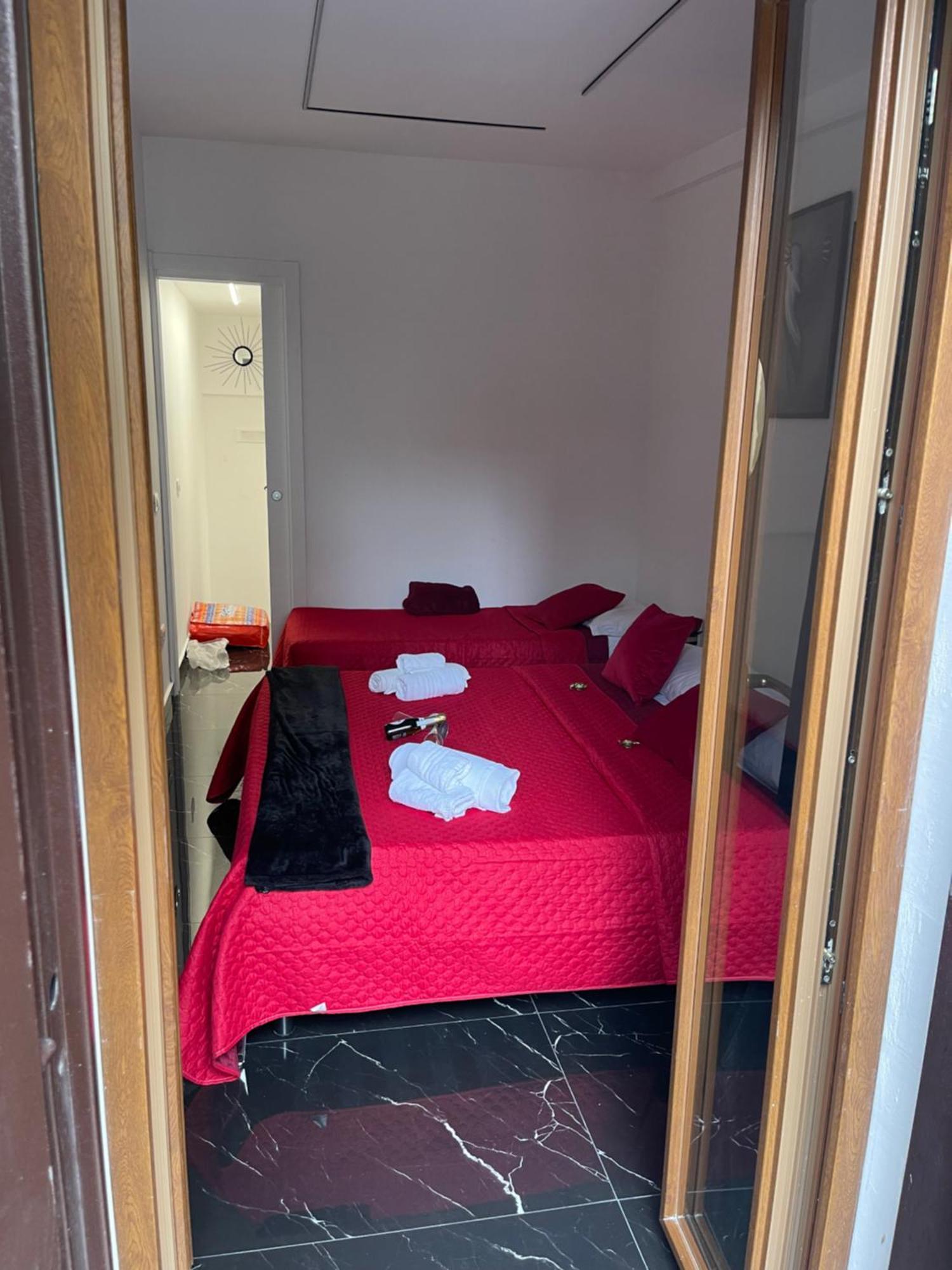 Lux House Naples Airport Hotel Bagian luar foto