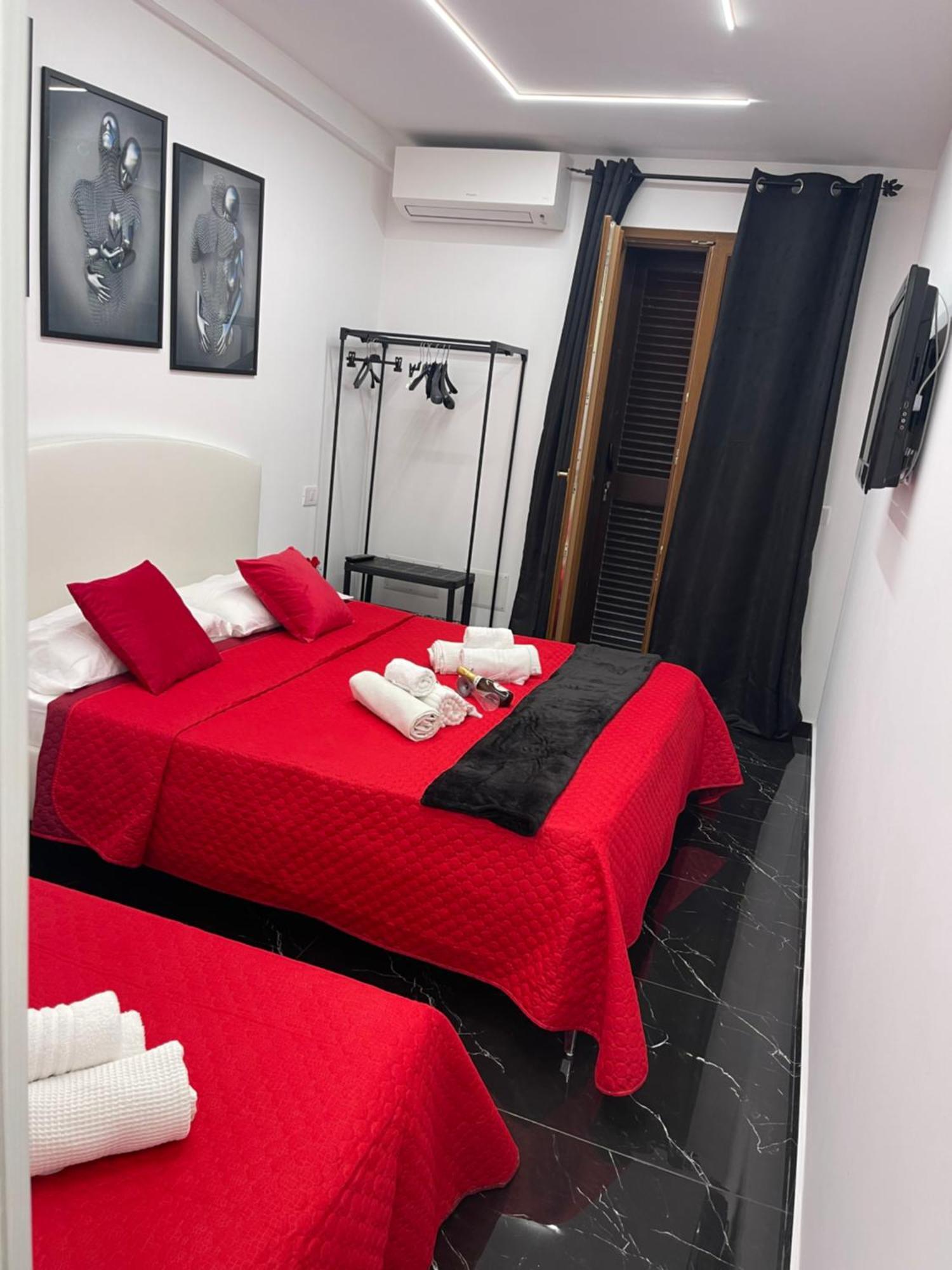 Lux House Naples Airport Hotel Bagian luar foto
