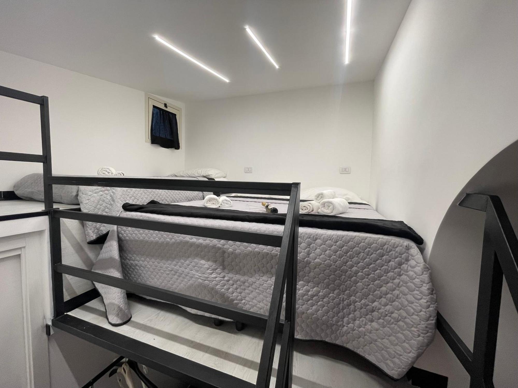 Lux House Naples Airport Hotel Bagian luar foto
