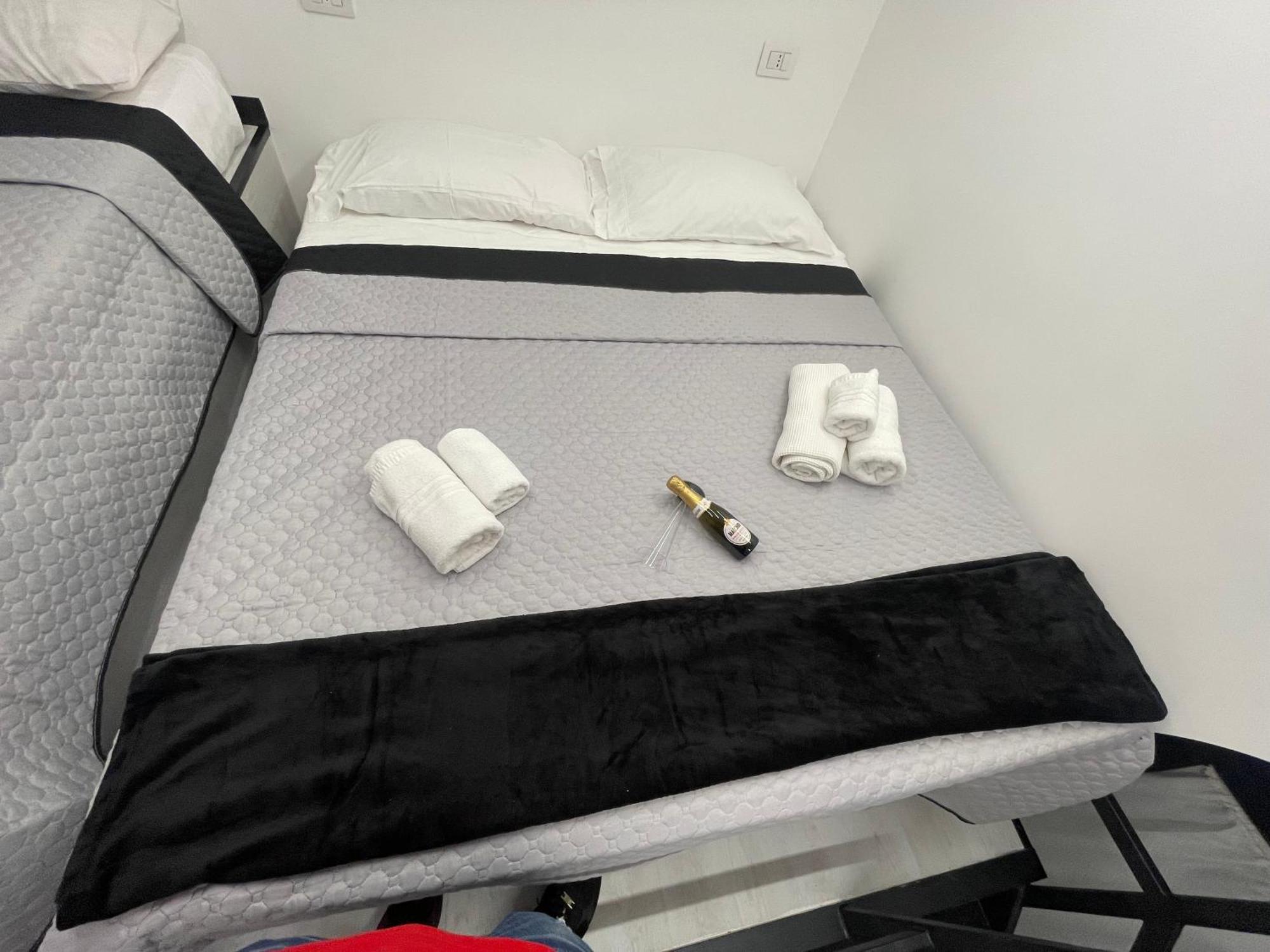 Lux House Naples Airport Hotel Bagian luar foto