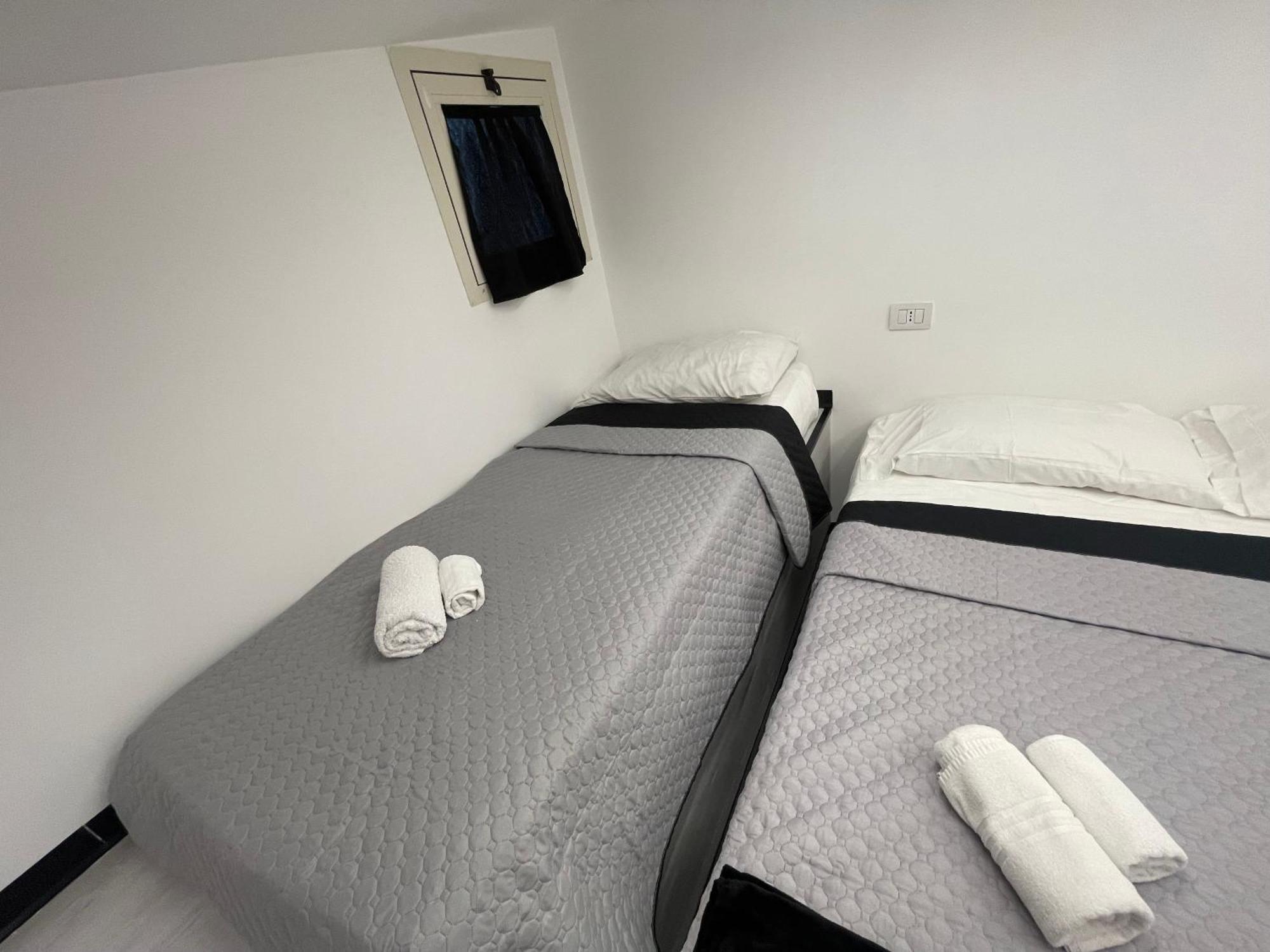 Lux House Naples Airport Hotel Bagian luar foto