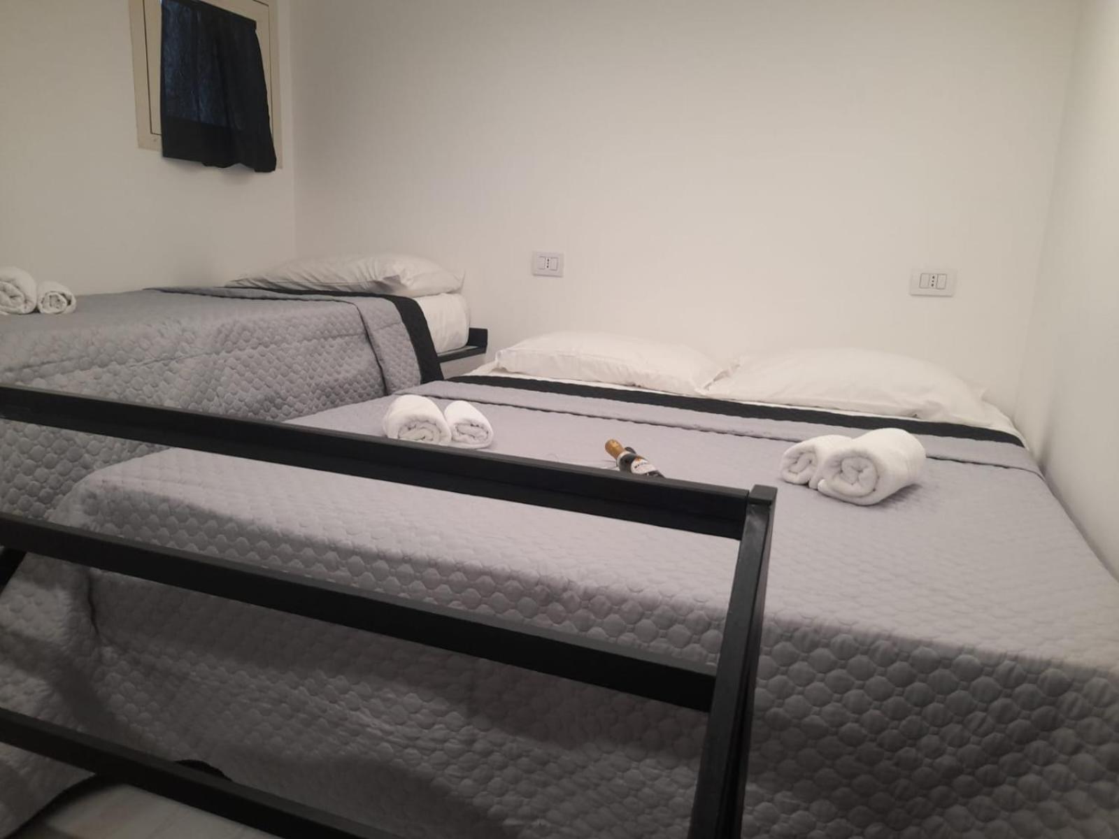 Lux House Naples Airport Hotel Bagian luar foto