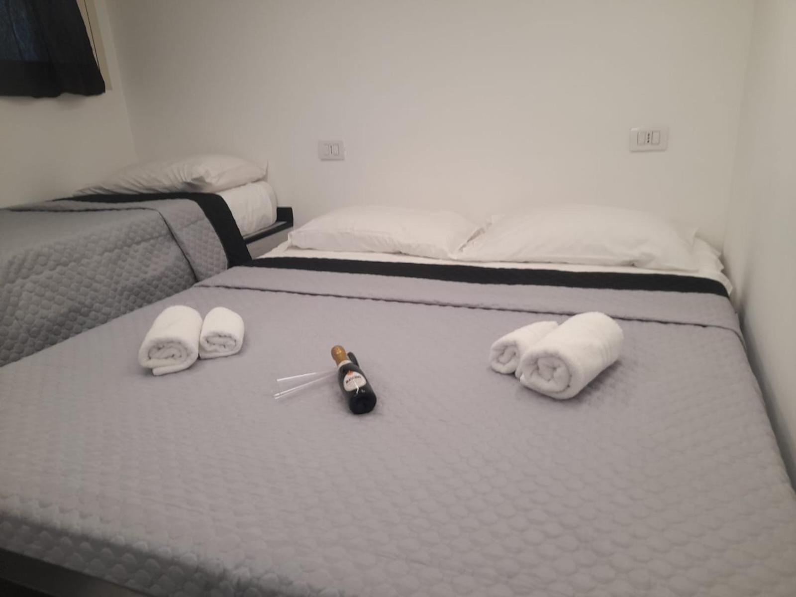 Lux House Naples Airport Hotel Bagian luar foto