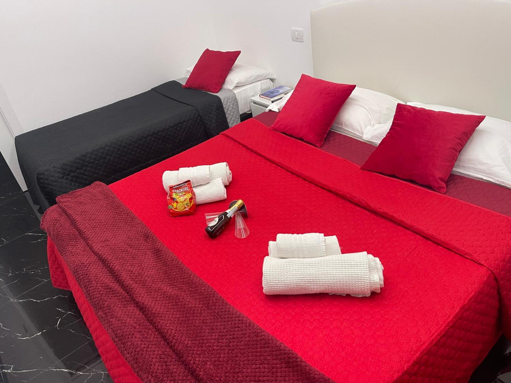 Lux House Naples Airport Hotel Bagian luar foto