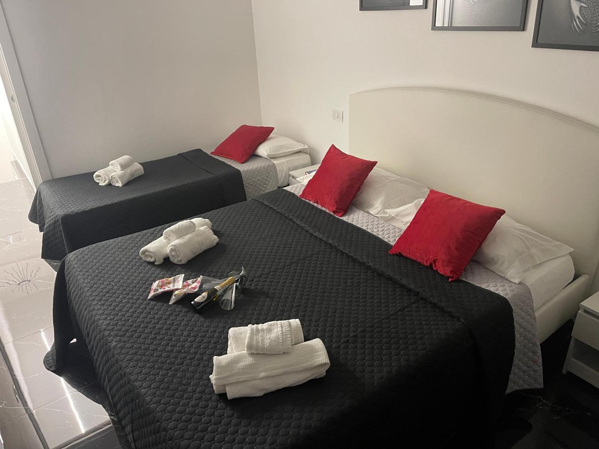 Lux House Naples Airport Hotel Bagian luar foto