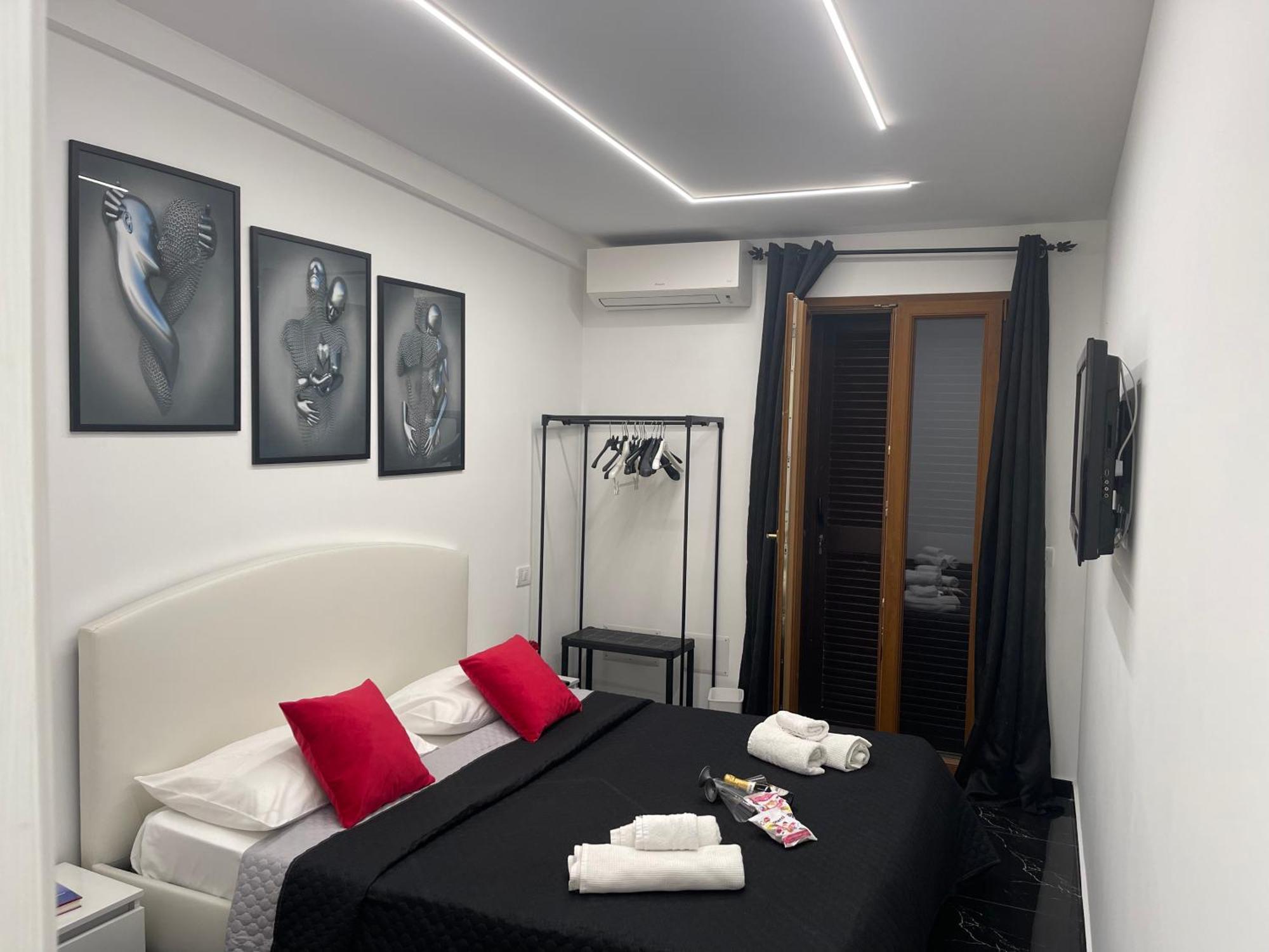 Lux House Naples Airport Hotel Bagian luar foto
