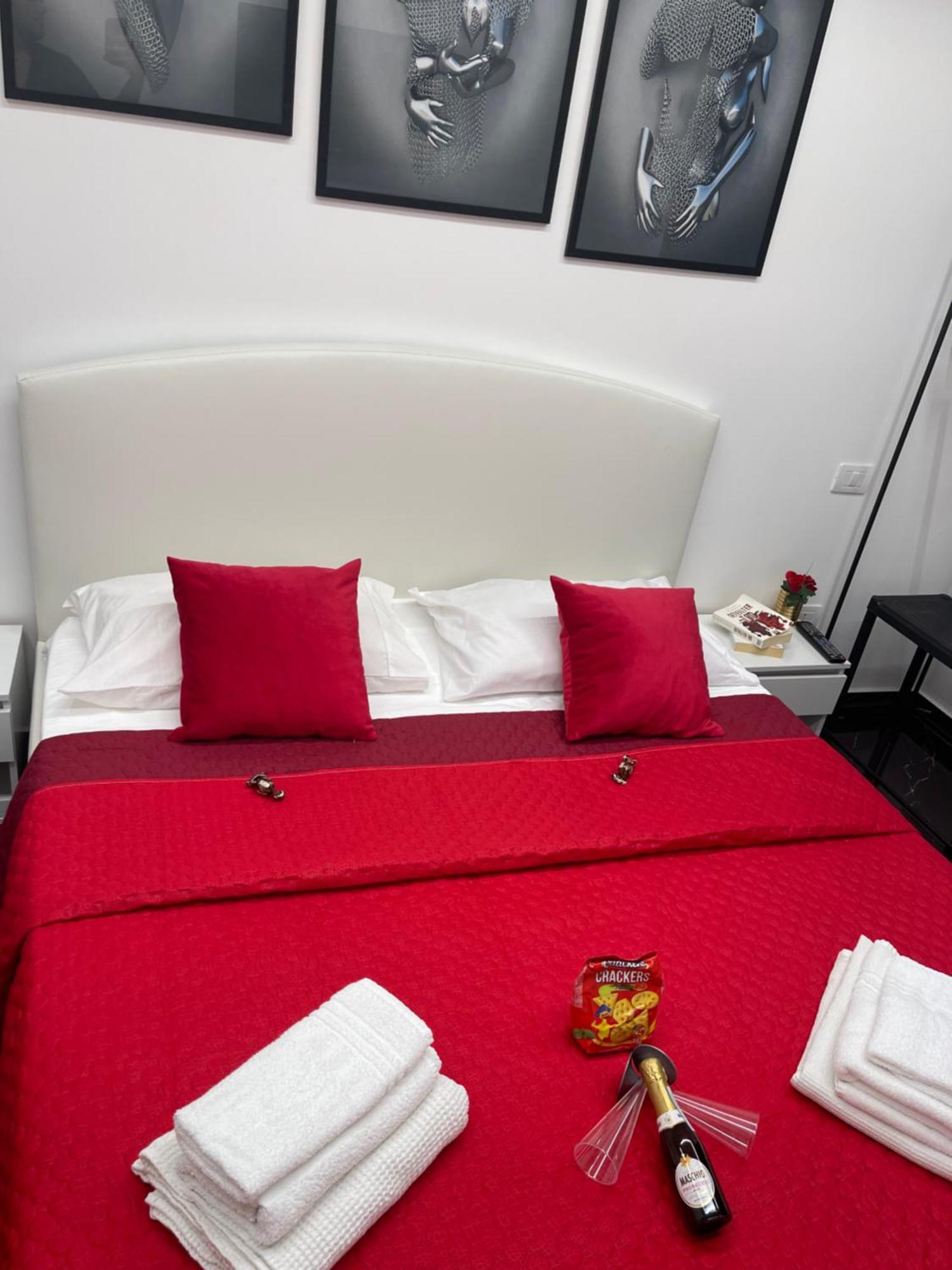 Lux House Naples Airport Hotel Bagian luar foto