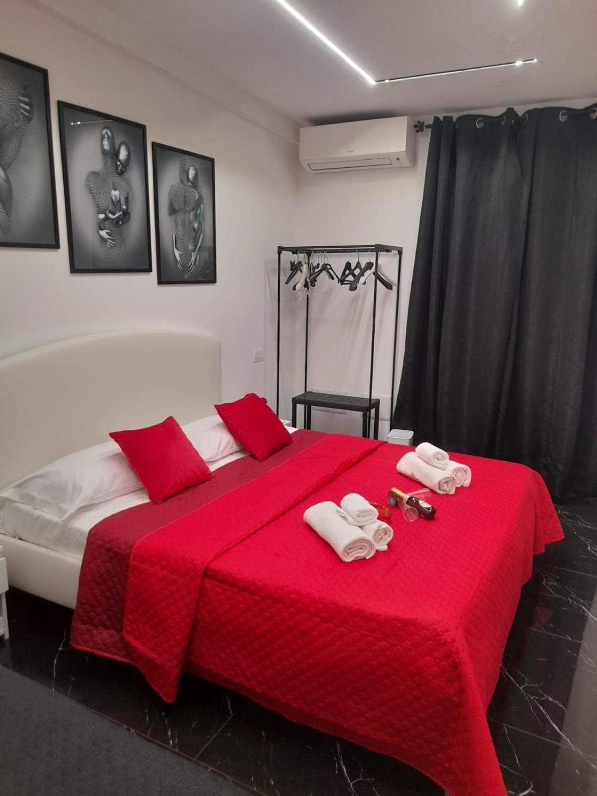 Lux House Naples Airport Hotel Bagian luar foto